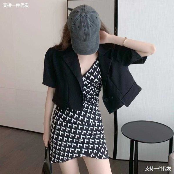 fashion 2021 xiagangwei slim suspender drs + short coat two piece suit, Black;gray
fashion 2021 xiagangwei slim suspender drs + short coat two piece suit, Black;gray