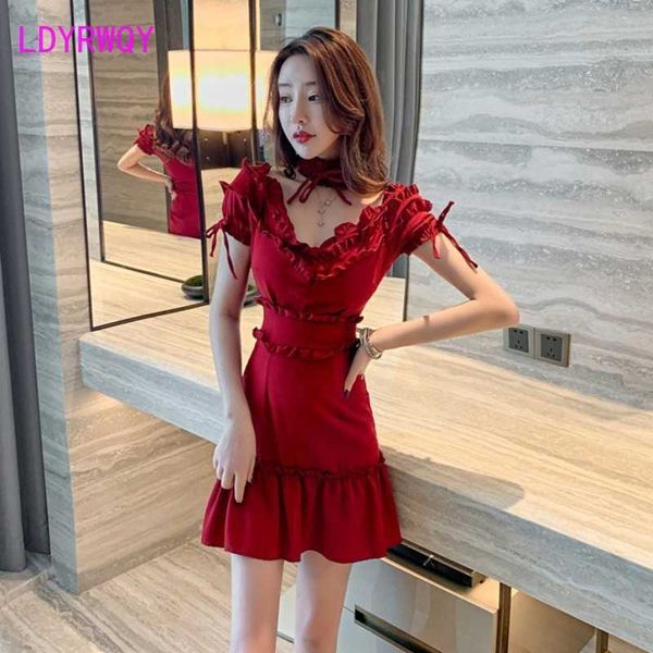 fashionable ladies temperament v-neck lace fungus bubble sleeve dress female summer 210603, Black;gray
fashionable ladies temperament v-neck lace fungus bubble sleeve dress female summer 210603, Black;gray