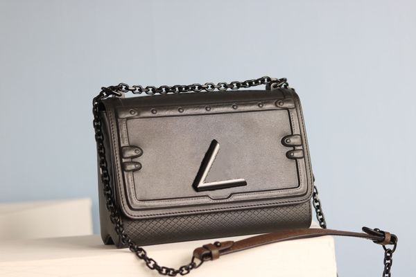 2021 high-end quality bag womens designers handbags hand purses crossbody shoulder bags mini chain twist medium size famous brand style vint
2021 high-end quality bag womens designers handbags hand purses crossbody shoulder bags mini chain twist medium size famous brand style vint