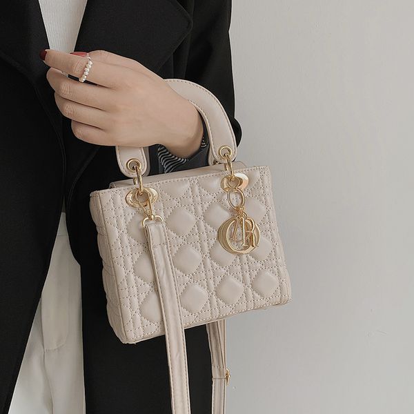 bag autumn and winter new single shoulder messenger portable fashion texture foreign style princess dai bag female
bag autumn and winter new single shoulder messenger portable fashion texture foreign style princess dai bag female