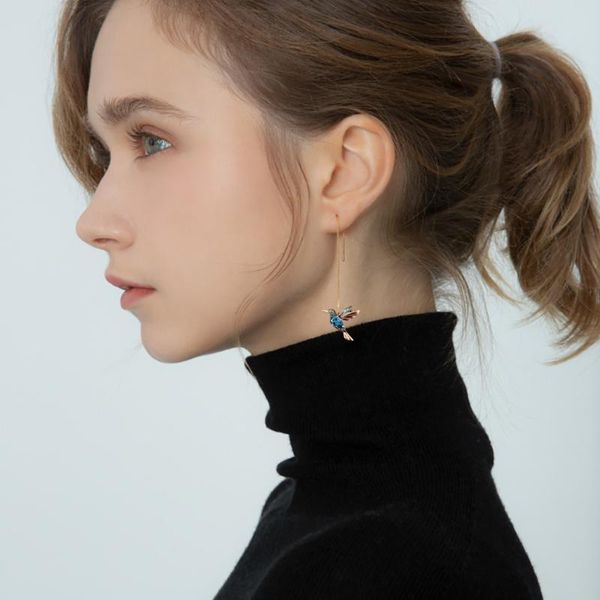 fashionable elegant, reliable and economical wing spreading zircon hummingbird long pendant earchain lady jewelry dropshipping, Golden;silver
fashionable elegant, reliable and economical wing spreading zircon hummingbird long pendant earchain lady jewelry dropshipping, Golden;silver