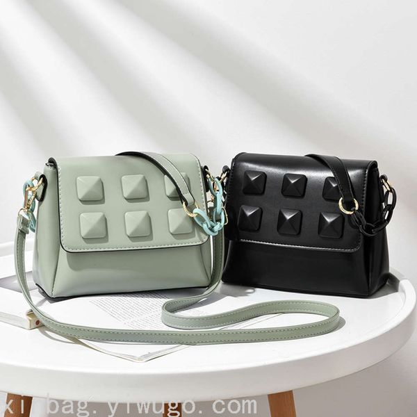 2021 generous square decoration solid color single shoulder messenger portable small square fashion women's bag 12759
2021 generous square decoration solid color single shoulder messenger portable small square fashion women's bag 12759