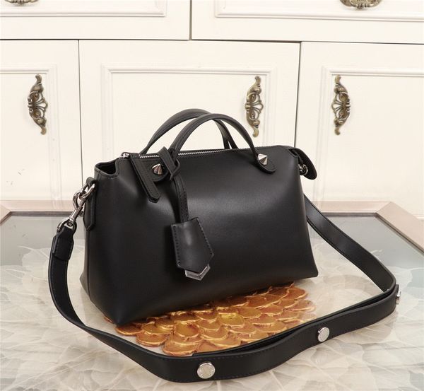 new fashion luxury design compact women's handbag solid color shoulder bag leather bag adjustable shoulder strap
new fashion luxury design compact women's handbag solid color shoulder bag leather bag adjustable shoulder strap