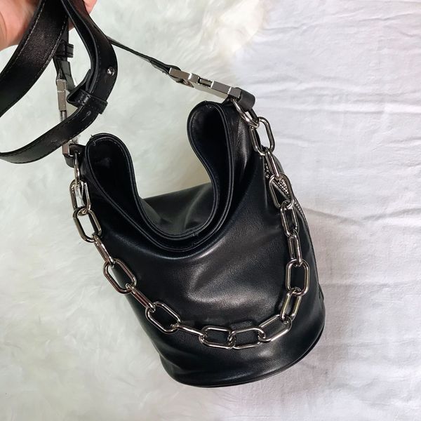 21ss fashion design style bags simple chain king bucket shoulder handbags genuine leather portable buckets bag zipper decoration
21ss fashion design style bags simple chain king bucket shoulder handbags genuine leather portable buckets bag zipper decoration