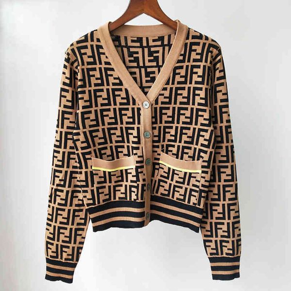 jacquard v-neck single breasted real pocket age reducing slim knit cardigan, White;black
jacquard v-neck single breasted real pocket age reducing slim knit cardigan, White;black