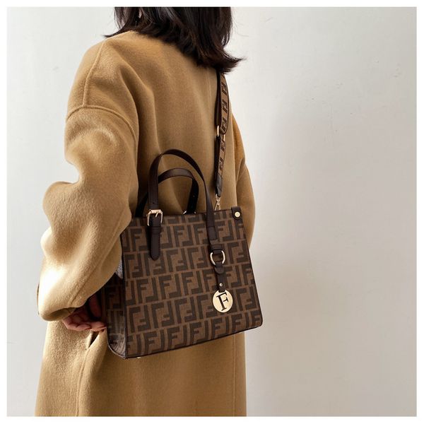 designer handbags this year's fashion printed high-capacity hbags popular. in spring summer of 2021, they are foreign style and versati
designer handbags this year's fashion printed high-capacity hbags popular. in spring summer of 2021, they are foreign style and versati