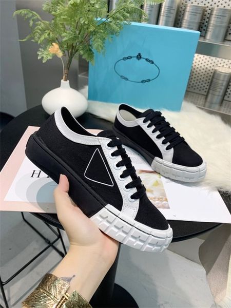 Designer Mens womens luxury casual mules loafers slip on leather velvet flats shoes embroidery horsebit buckle men girls fashion, Choose the color
Designer Mens womens luxury casual mules loafers slip on leather velvet flats shoes embroidery horsebit buckle men girls fashion, Choose the color
