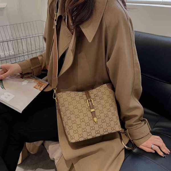 design new messenger women's small crowd bag fashion versatile plaid shell bag handbags
design new messenger women's small crowd bag fashion versatile plaid shell bag handbags