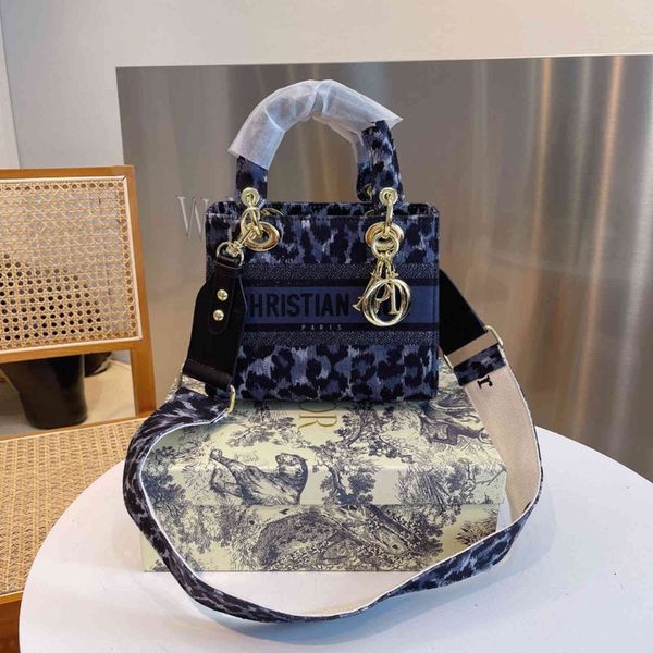 fei bag is a must-have for everyone. dai fei's latest super foreign size: 20 9 * 17cm
fei bag is a must-have for everyone. dai fei's latest super foreign size: 20 9 * 17cm