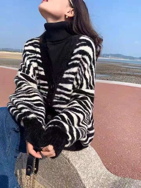 autumn and winter black white thickened single breasted knitted cardigan jacket loose version, White;black
autumn and winter black white thickened single breasted knitted cardigan jacket loose version, White;black