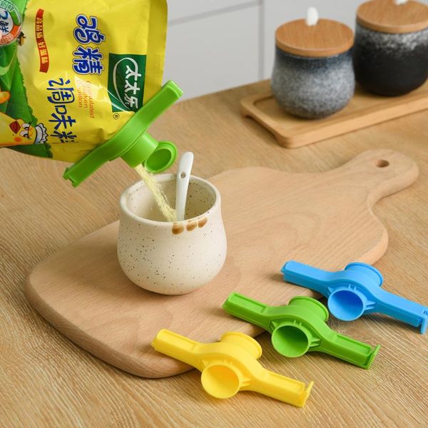 1pcs seal pour storage bag clip sealing clip effect clamp with large discharge nozzle for storage kitchen tools
1pcs seal pour storage bag clip sealing clip effect clamp with large discharge nozzle for storage kitchen tools