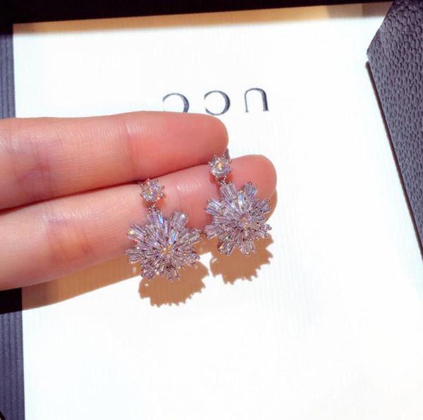 sparkly stud white cubic zirconia flower earring for women wedding party jewelry gift e001916, Golden;silver
sparkly stud white cubic zirconia flower earring for women wedding party jewelry gift e001916, Golden;silver