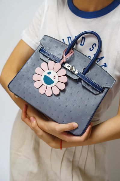 wholesale price, fully handmade 2tones ostrich skin customized handbag25cm,wax stitching ,also can make other colors,fast delivery
wholesale price, fully handmade 2tones ostrich skin customized handbag25cm,wax stitching ,also can make other colors,fast delivery