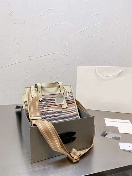 2021 shopping bags striped colors diverse fashionable casual versatile styles high-capacity high-end brands
2021 shopping bags striped colors diverse fashionable casual versatile styles high-capacity high-end brands