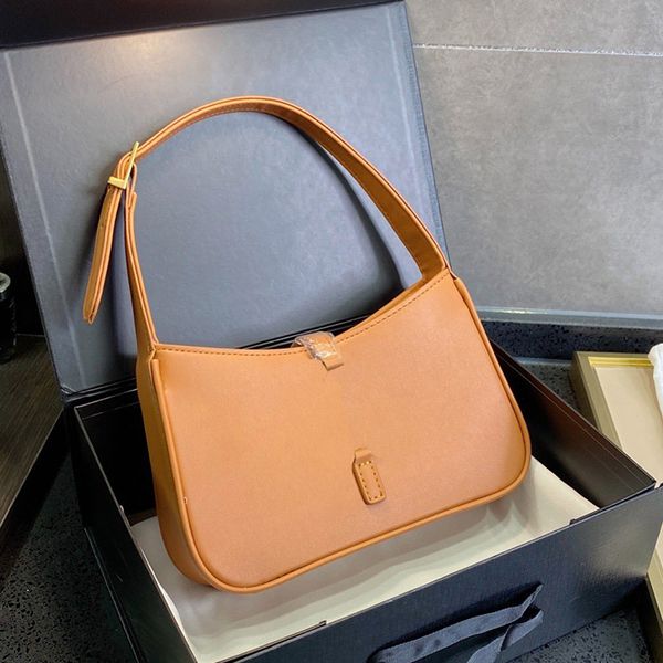 simple design flat bag pure color white black handbag cool and elegant style women's handbags with retro metal purse
simple design flat bag pure color white black handbag cool and elegant style women's handbags with retro metal purse