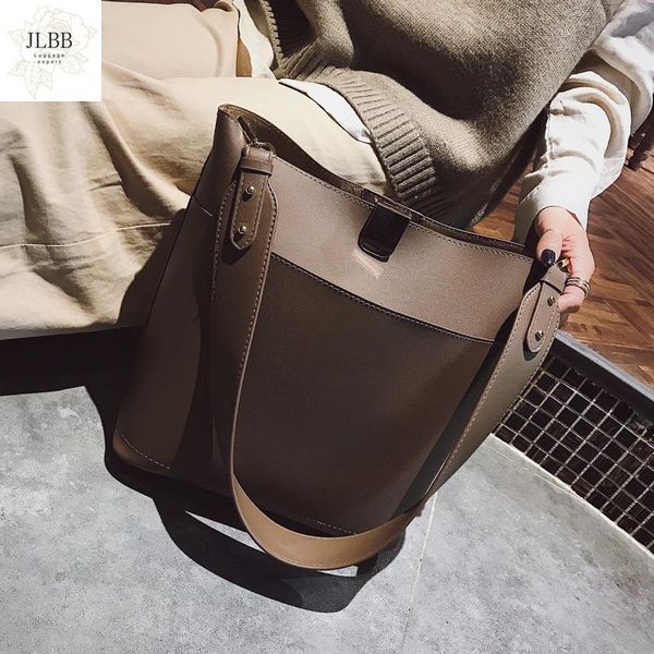 shoulder bags fashion wide strap women designer handbags luxury leather crossbody bag large capacity totes big composite purses
shoulder bags fashion wide strap women designer handbags luxury leather crossbody bag large capacity totes big composite purses
