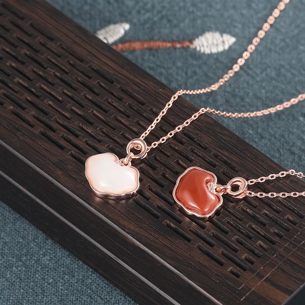 2021 pure silver gold-plated love south red agate necklace heart-shaped hetian jade antique temperament pendant niche clavicle chain jewelry
2021 pure silver gold-plated love south red agate necklace heart-shaped hetian jade antique temperament pendant niche clavicle chain jewelry