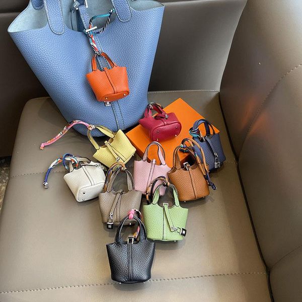 keychains mini vegetable basket bag cow leather pendant creative earphone cute bucket key chain l6xh9cm, Silver
keychains mini vegetable basket bag cow leather pendant creative earphone cute bucket key chain l6xh9cm, Silver