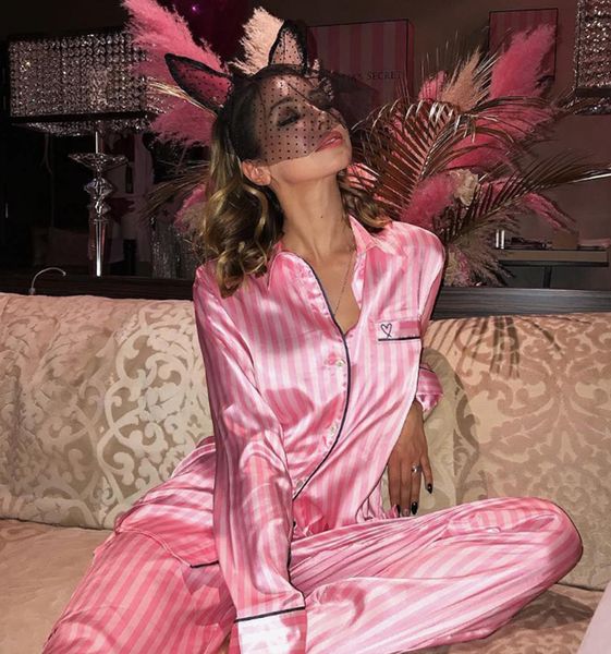 fashion star same style satin silk pyjamas set women lingerie letter v sleep with pants comfort homewear pijama femm 210305, Black;red
fashion star same style satin silk pyjamas set women lingerie letter v sleep with pants comfort homewear pijama femm 210305, Black;red