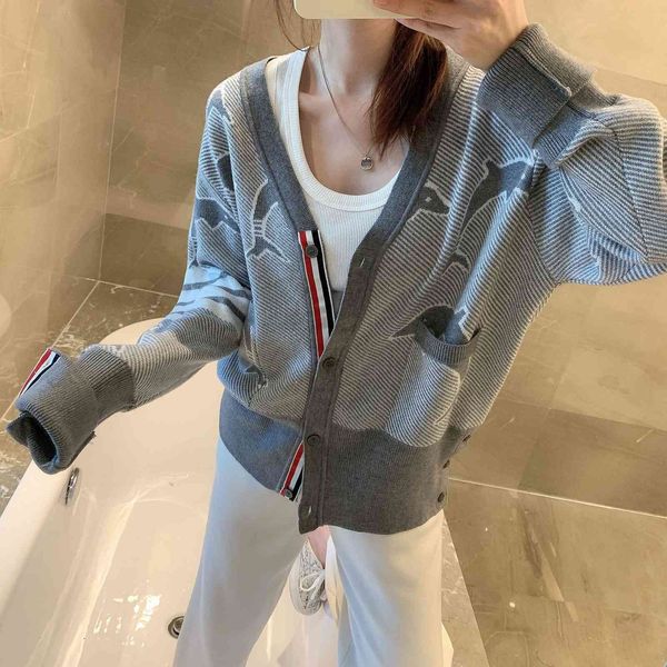 autumn winter 2021 new tb dolphin jacquard v-neck knitted cardigan four bar stripe couple men's and women's sweater coat, White;black
autumn winter 2021 new tb dolphin jacquard v-neck knitted cardigan four bar stripe couple men's and women's sweater coat, White;black