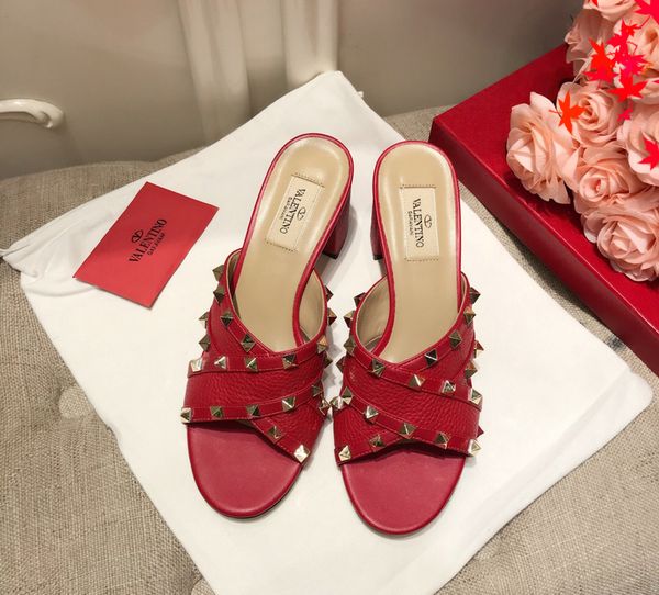 2021 designer luxurys slippers women sandals fashion beach shoes flip flops flat non-slip classical hole slipper with box size 35-41 -g0563, Black
2021 designer luxurys slippers women sandals fashion beach shoes flip flops flat non-slip classical hole slipper with box size 35-41 -g0563, Black