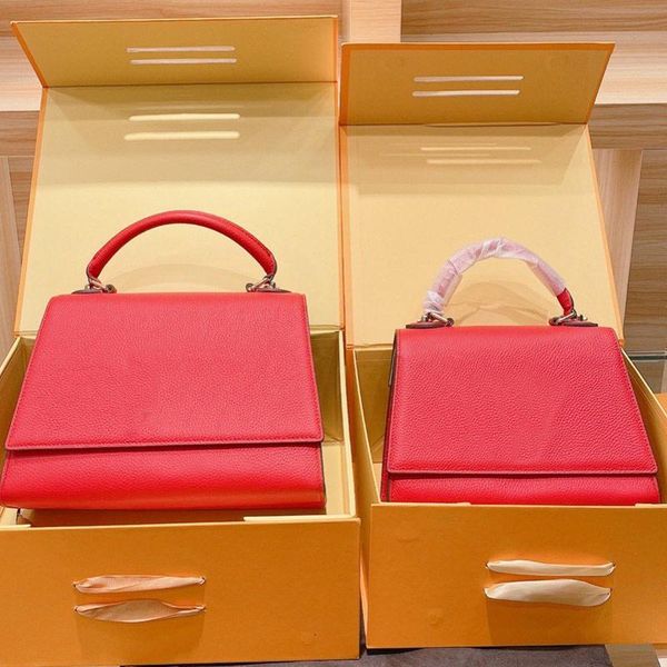 handbags postman's bag shoulder bag fashion gold hardware genuine leather black white stripe adjustable chain plain hasp, Black;red
handbags postman's bag shoulder bag fashion gold hardware genuine leather black white stripe adjustable chain plain hasp, Black;red