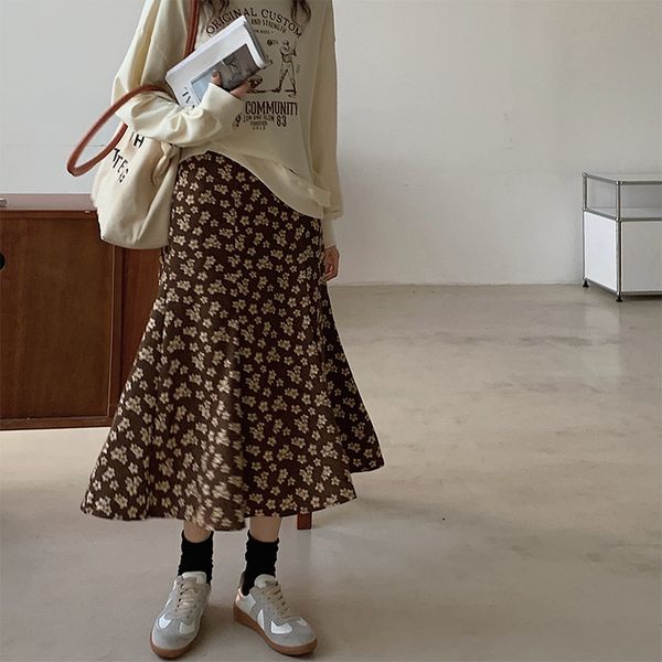 autumn and winter 2021 korean floral high waist thin fishtail women's thickened large swing a-line skirt, Black
autumn and winter 2021 korean floral high waist thin fishtail women's thickened large swing a-line skirt, Black