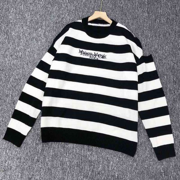 2021 early autumn star same new black and white stripe hole medium long loose women's blouse sweater, White;black
2021 early autumn star same new black and white stripe hole medium long loose women's blouse sweater, White;black
