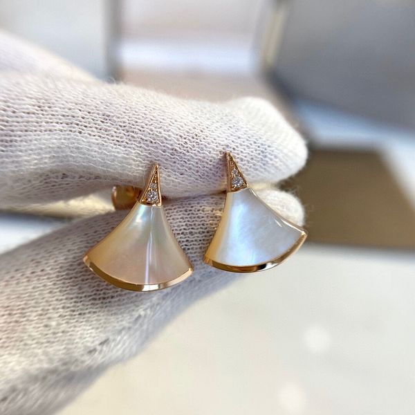 v gold material stud earring with fan shape shell and diamond in white color nature women party engagement jewelry ps3730, Golden
v gold material stud earring with fan shape shell and diamond in white color nature women party engagement jewelry ps3730, Golden