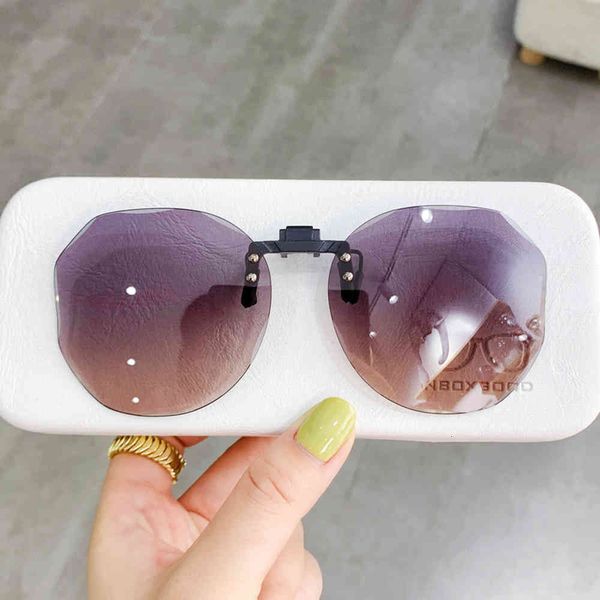 glasses second change sunglasses clip new retro leisure trimming myopia sun shading driving polarizing, White;black
glasses second change sunglasses clip new retro leisure trimming myopia sun shading driving polarizing, White;black