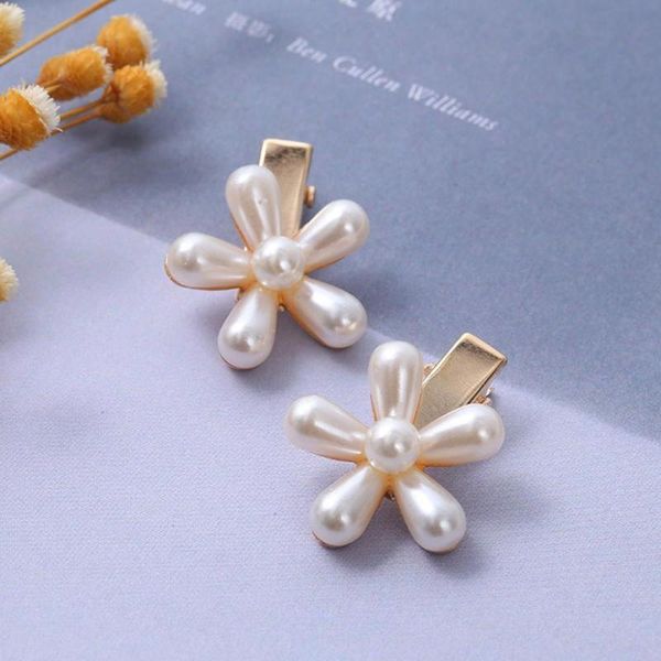 1 pc white simple pearl daisy flower small child hair claw elegant hairpin headdress girls hairclips hair styling tool 2.5x2cm, Slivery;white
1 pc white simple pearl daisy flower small child hair claw elegant hairpin headdress girls hairclips hair styling tool 2.5x2cm, Slivery;white