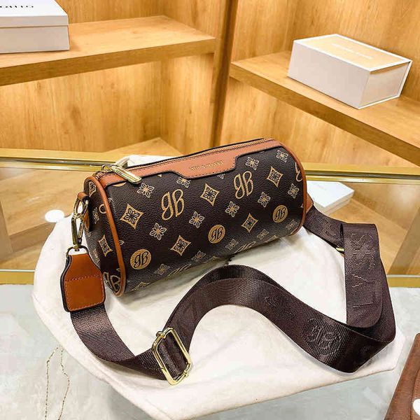 2022 factory wholesale wide belt messenger versatile girl cylinder texture women's autumn and winter fashion single shoulder bag
2022 factory wholesale wide belt messenger versatile girl cylinder texture women's autumn and winter fashion single shoulder bag