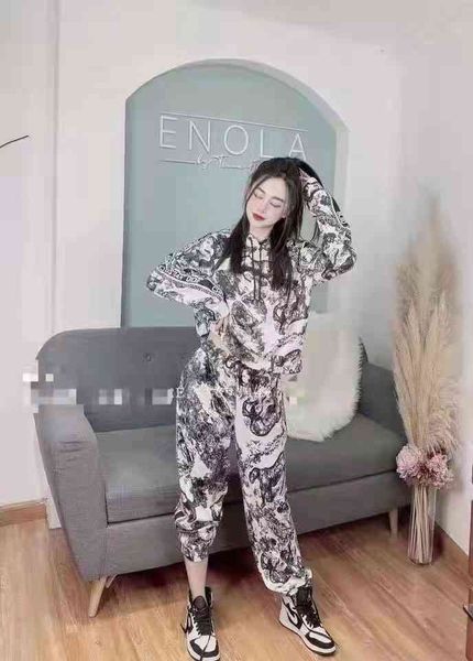 2022 factory wholesale new model tie dyed hooded long sleeved trousers two-piece set women's autumn clothes fashion loose casual sports, White
2022 factory wholesale new model tie dyed hooded long sleeved trousers two-piece set women's autumn clothes fashion loose casual sports, White