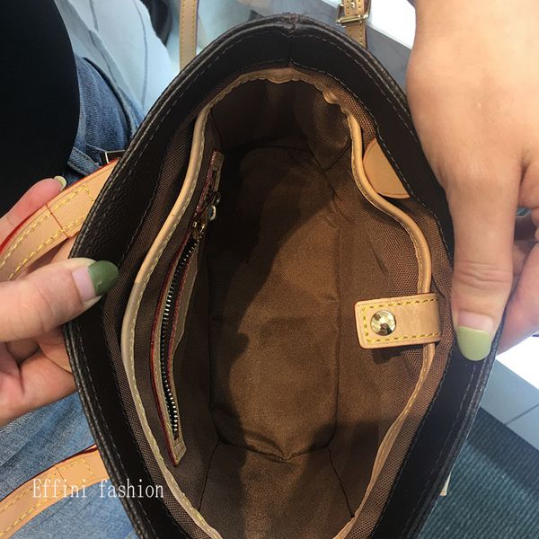 2021 brand womens designer handbags fashion tote bags brown old flower printing real cow leather purse ladies classic shopping bag
2021 brand womens designer handbags fashion tote bags brown old flower printing real cow leather purse ladies classic shopping bag