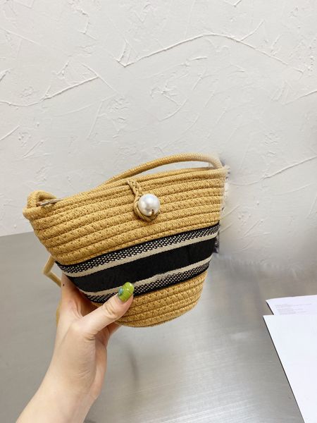 summer straw woven bag three dimensional carving design classic letter handbag designer seaside round bottom pearl buckle retro style purse
summer straw woven bag three dimensional carving design classic letter handbag designer seaside round bottom pearl buckle retro style purse