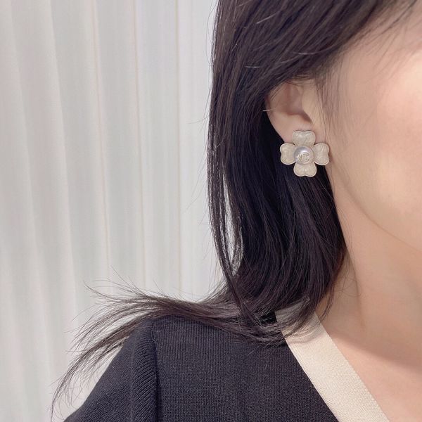 2022 luxury quality charm dangle flower shape stud earring with white color and white shell for women wedding jewelry gift have box stamp ps, Golden
2022 luxury quality charm dangle flower shape stud earring with white color and white shell for women wedding jewelry gift have box stamp ps, Golden