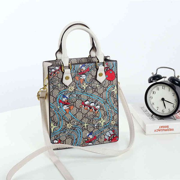 2022 factory wholesale fashion retro women's graffiti one shoulder diagonal mini tote printed small handbag
2022 factory wholesale fashion retro women's graffiti one shoulder diagonal mini tote printed small handbag