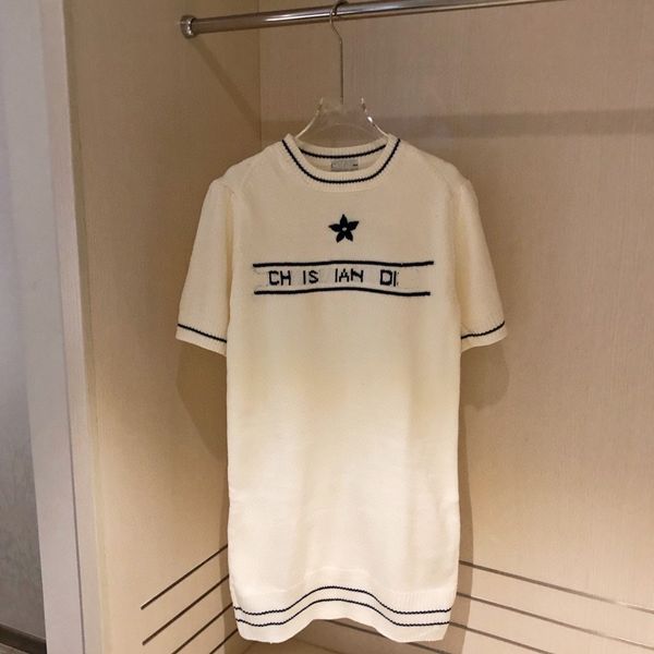 2021 early autumn new product + knitted chest five pointed star jacquard letter medium long dress women, White;black
2021 early autumn new product + knitted chest five pointed star jacquard letter medium long dress women, White;black