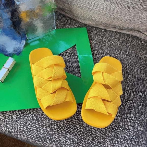 2021 women slippers embroidery sandal floral brocade fashion flip flops striped beach genuine leather dazzle flowers slipper size35-40, Red;white
2021 women slippers embroidery sandal floral brocade fashion flip flops striped beach genuine leather dazzle flowers slipper size35-40, Red;white