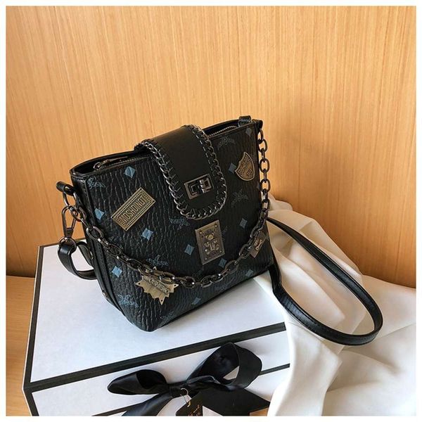 hbp luxury designerm family bear badge cute girl bucket handbag lunch box bag small vegetable basket
hbp luxury designerm family bear badge cute girl bucket handbag lunch box bag small vegetable basket