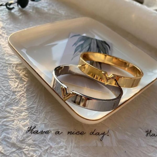 women titanium steel bangle designer bracelets v letter bangles bracelet hand chains birthday party valentine's gift wedding jewelry, Golden;silver
women titanium steel bangle designer bracelets v letter bangles bracelet hand chains birthday party valentine's gift wedding jewelry, Golden;silver