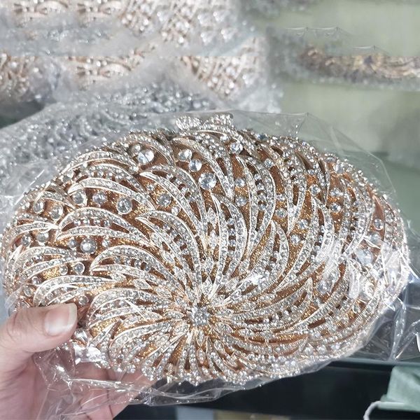 2021 gold metal white crystal stripe purse gift women handbag evening diamond wedding purse ladies dinner banquet clutches
2021 gold metal white crystal stripe purse gift women handbag evening diamond wedding purse ladies dinner banquet clutches