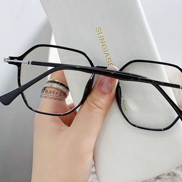 sunglasses transparent ultra-light glasses frame can be equipped with myopia anti-blue polygon flat mirror geometric, White;black
sunglasses transparent ultra-light glasses frame can be equipped with myopia anti-blue polygon flat mirror geometric, White;black