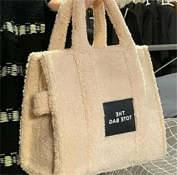 2021 lastest high luxury designers womens tote bags autumn winter new lamb cashmere tote bag classical temperament handbag single shoulder m
2021 lastest high luxury designers womens tote bags autumn winter new lamb cashmere tote bag classical temperament handbag single shoulder m
