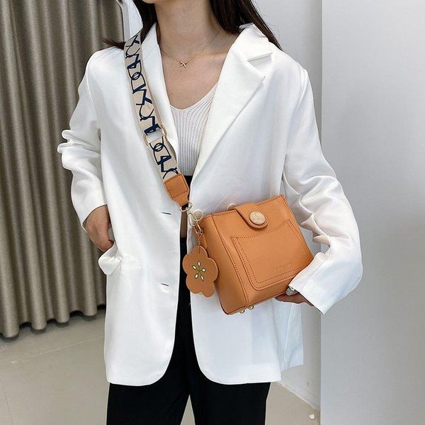 evening bags 2021 leather leisure handbag retro womens bucket bag luxury messenger designer fashion shoulder
evening bags 2021 leather leisure handbag retro womens bucket bag luxury messenger designer fashion shoulder