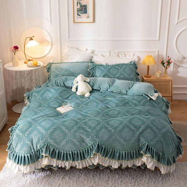 2021 new products warm embossed crystal velvet ab side bed skirt pillowcases 4pcs luxury double lace princess bedding.
2021 new products warm embossed crystal velvet ab side bed skirt pillowcases 4pcs luxury double lace princess bedding.
