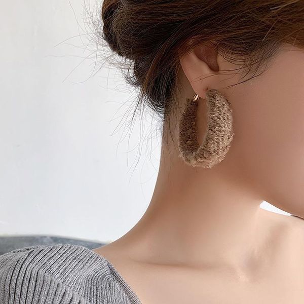 hoop & huggie vsnow autumn winter c shape soft pluffy earring for women brown beige hollow out geometric wedding jewellery, Golden;silver
hoop & huggie vsnow autumn winter c shape soft pluffy earring for women brown beige hollow out geometric wedding jewellery, Golden;silver