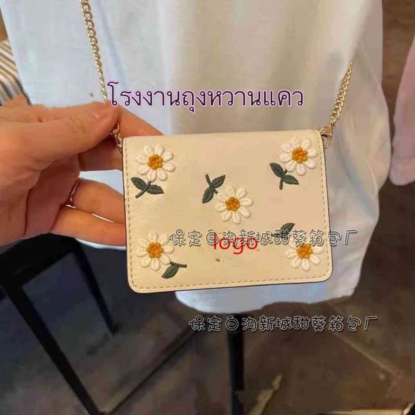 design 2021 new chain zero wallet one shoulder hand flower daisy shorts card bag
design 2021 new chain zero wallet one shoulder hand flower daisy shorts card bag