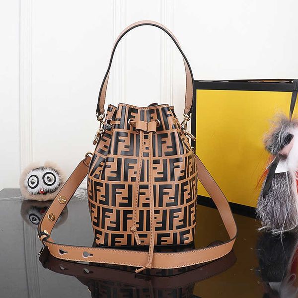 20 years' new large leather embossed bucket bag, fashionable and versatile one shoulder slung drawstring ladyhandbag
20 years' new large leather embossed bucket bag, fashionable and versatile one shoulder slung drawstring ladyhandbag