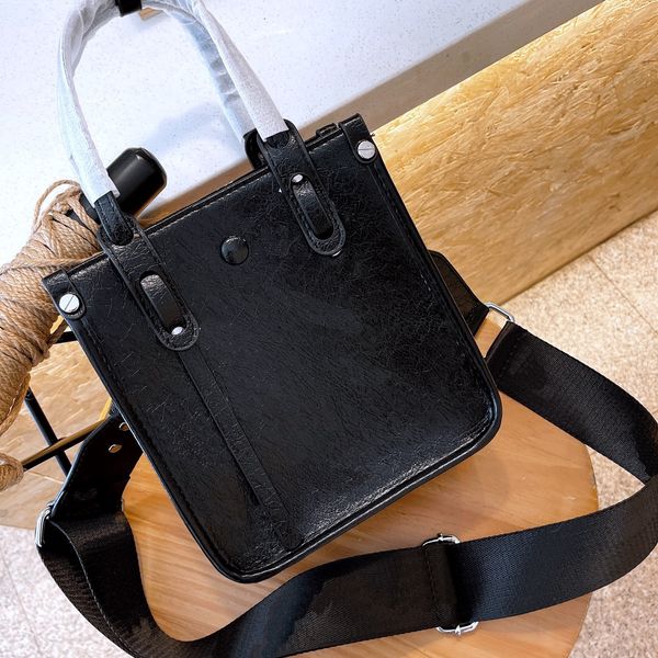 fashion women's messenger bag crossbody designer handbag classic letter printing texture totes trend one shoulder shopping bags
fashion women's messenger bag crossbody designer handbag classic letter printing texture totes trend one shoulder shopping bags